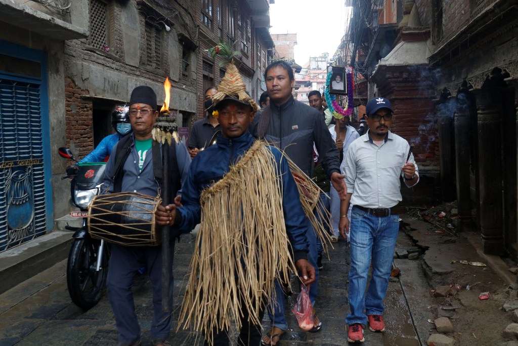 भक्तपुरका संस्कृतिकर्मीहरू गाईजात्राको तयारीमा